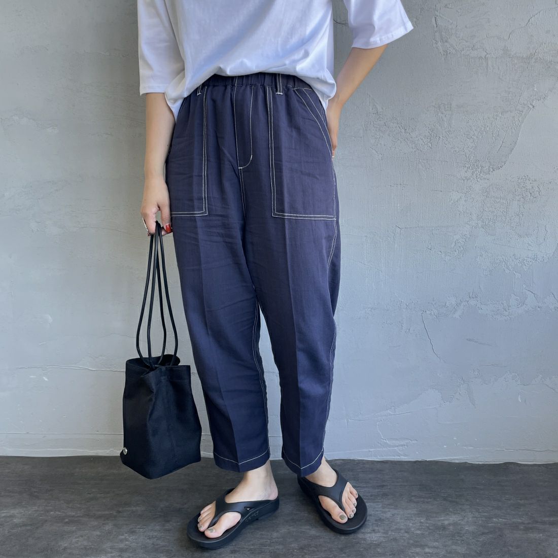 UNIVERSAL OVERALL [ユニバーサルオーバーオール] 別注 リネンイージーベイカーパンツ [U2412605IN-JF] NAVY &&モデル身長：156cm 着用サイズ：M&&