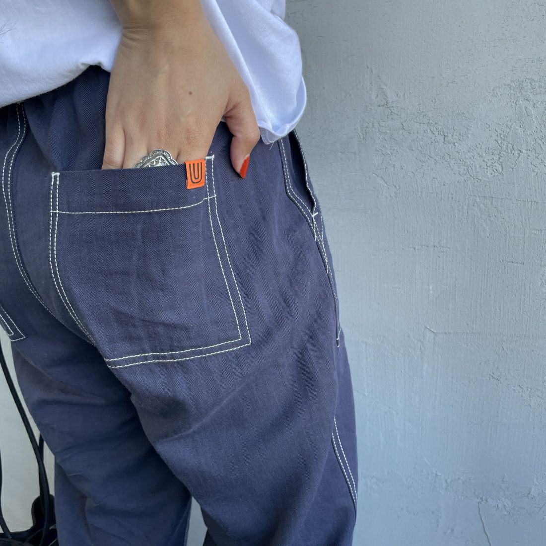 UNIVERSAL OVERALL [ユニバーサルオーバーオール] 別注 リネンイージーベイカーパンツ [U2412605IN-JF] NAVY &&モデル身長：156cm 着用サイズ：M&&