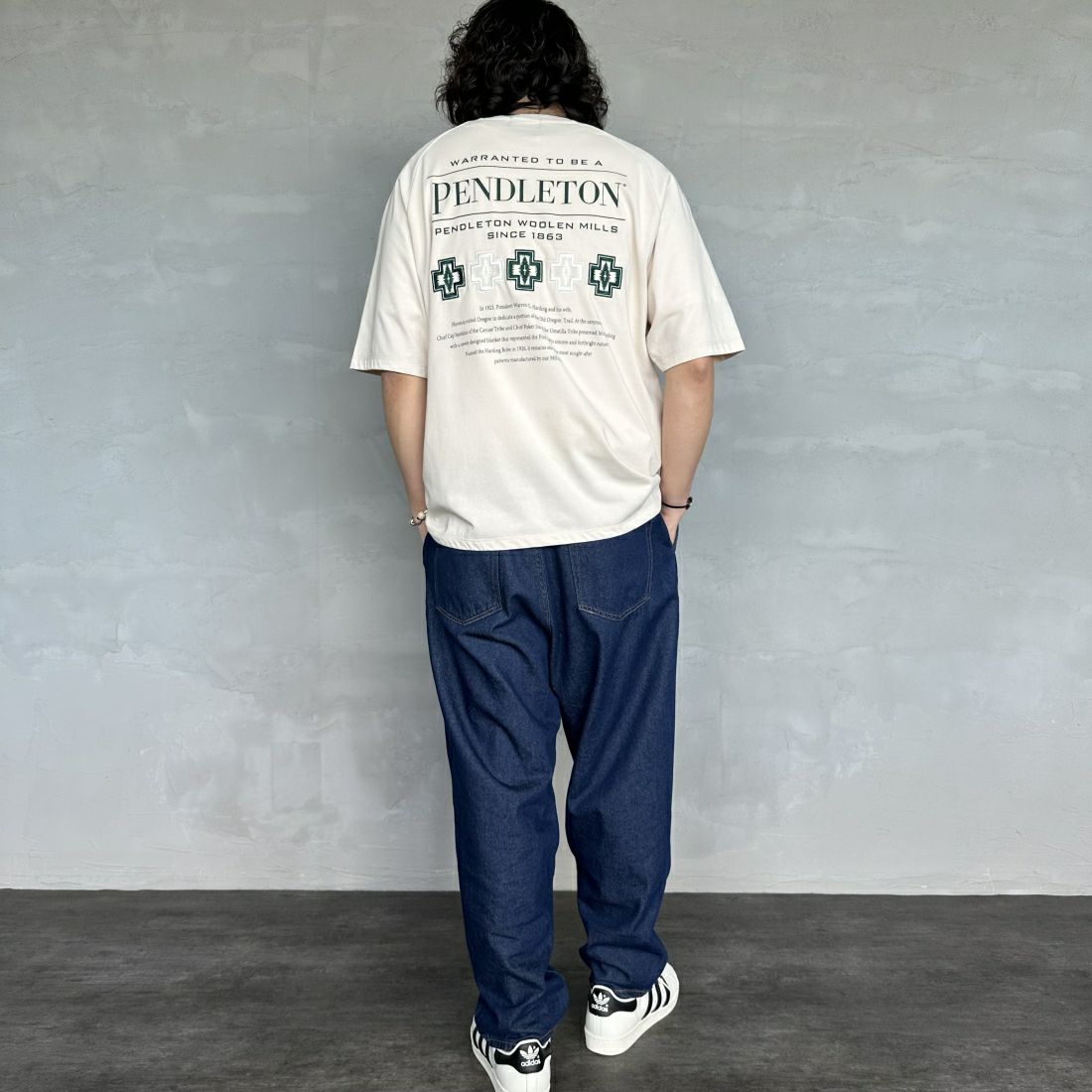 PENDLETON [ペンドルトン] 別注 ネイティブ柄バックプリント ショートスリーブTシャツ [4275-6218-JF] TAUPE &&モデル身長：173cm 着用サイズ：M&&