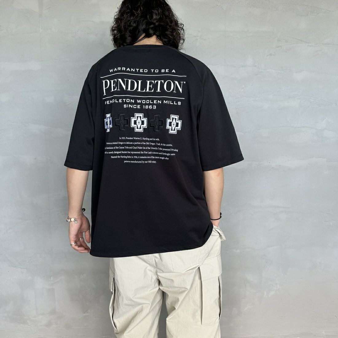 PENDLETON [ペンドルトン] 別注 ネイティブ柄バックプリント ショートスリーブTシャツ [4275-6218-JF] BLACK1 &&モデル身長：173cm 着用サイズ：XL&&