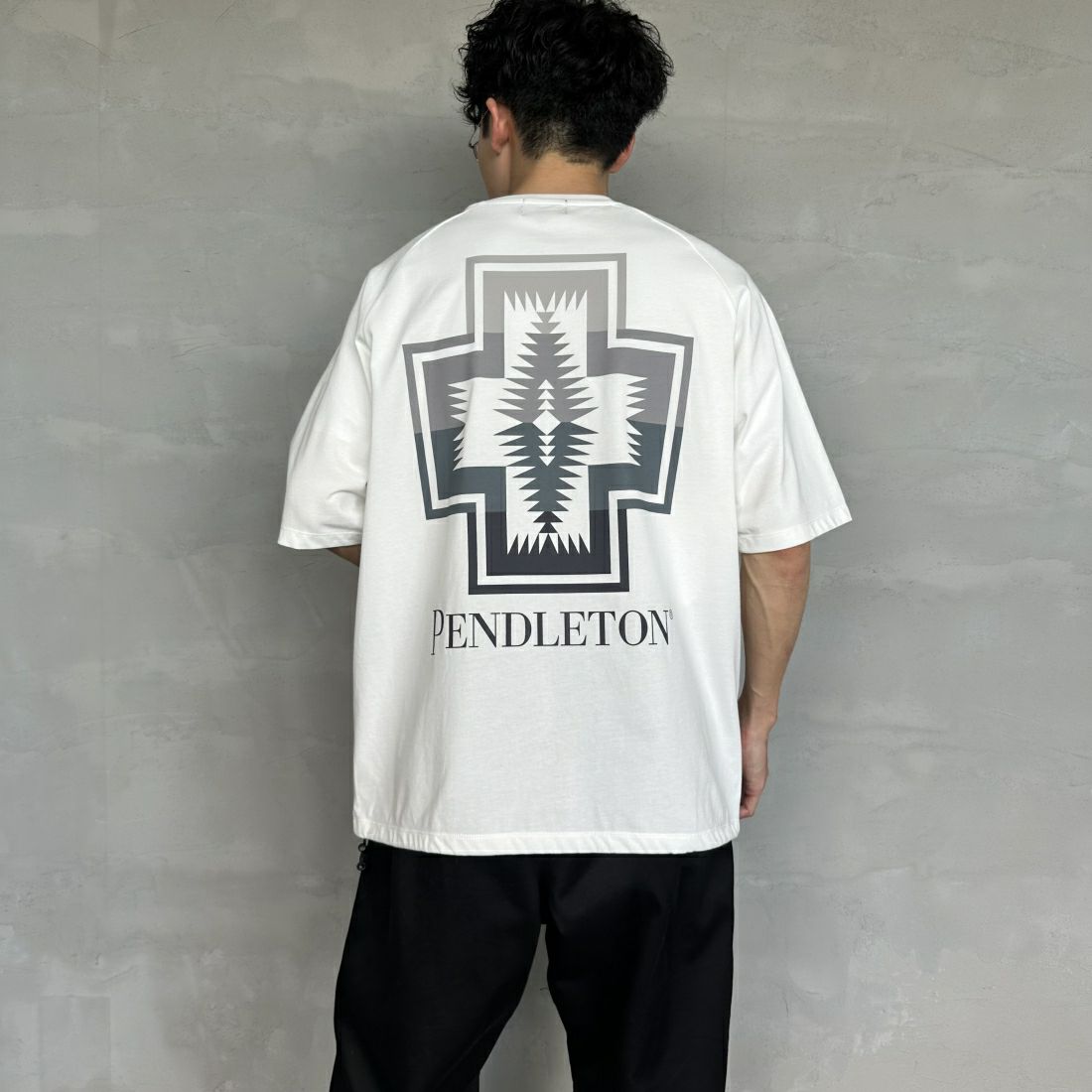 PENDLETON [ペンドルトン] 別注 ネイティブ柄バックプリント ショートスリーブTシャツ [4275-6218-JF] WHITE &&モデル身長：168cm 着用サイズ：M&&