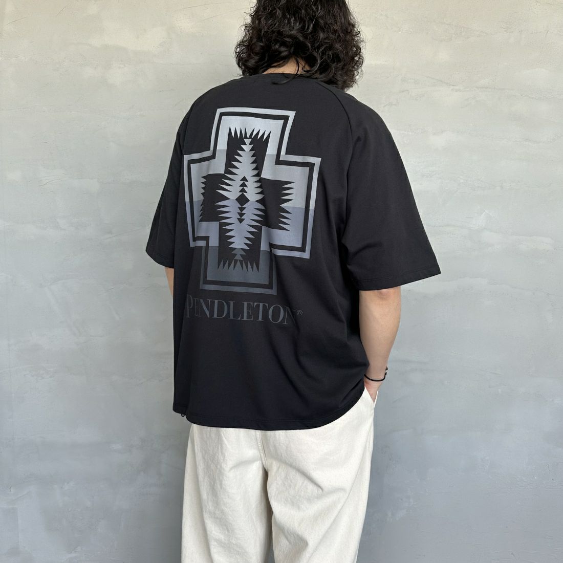 PENDLETON [ペンドルトン] 別注 ネイティブ柄バックプリント ショートスリーブTシャツ [4275-6218-JF] BLACK &&モデル身長：173cm 着用サイズ：L&&