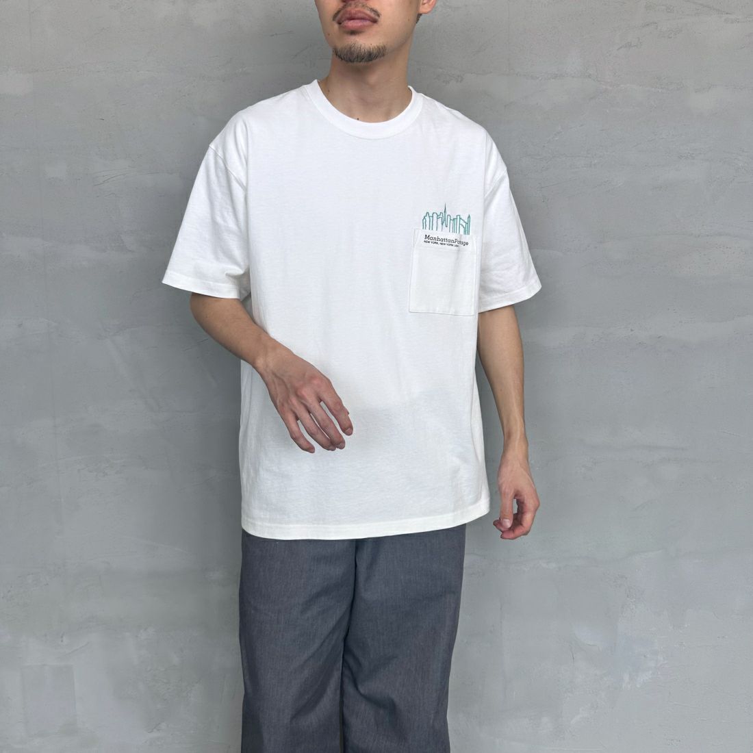 MANHATTAN PORTAGE [マンハッタンポーテージ] 別注 ポケット刺繍クルーネックTシャツ [24SSMP-IN48-JF] WHITE &&モデル身長：168cm 着用サイズ：L&&