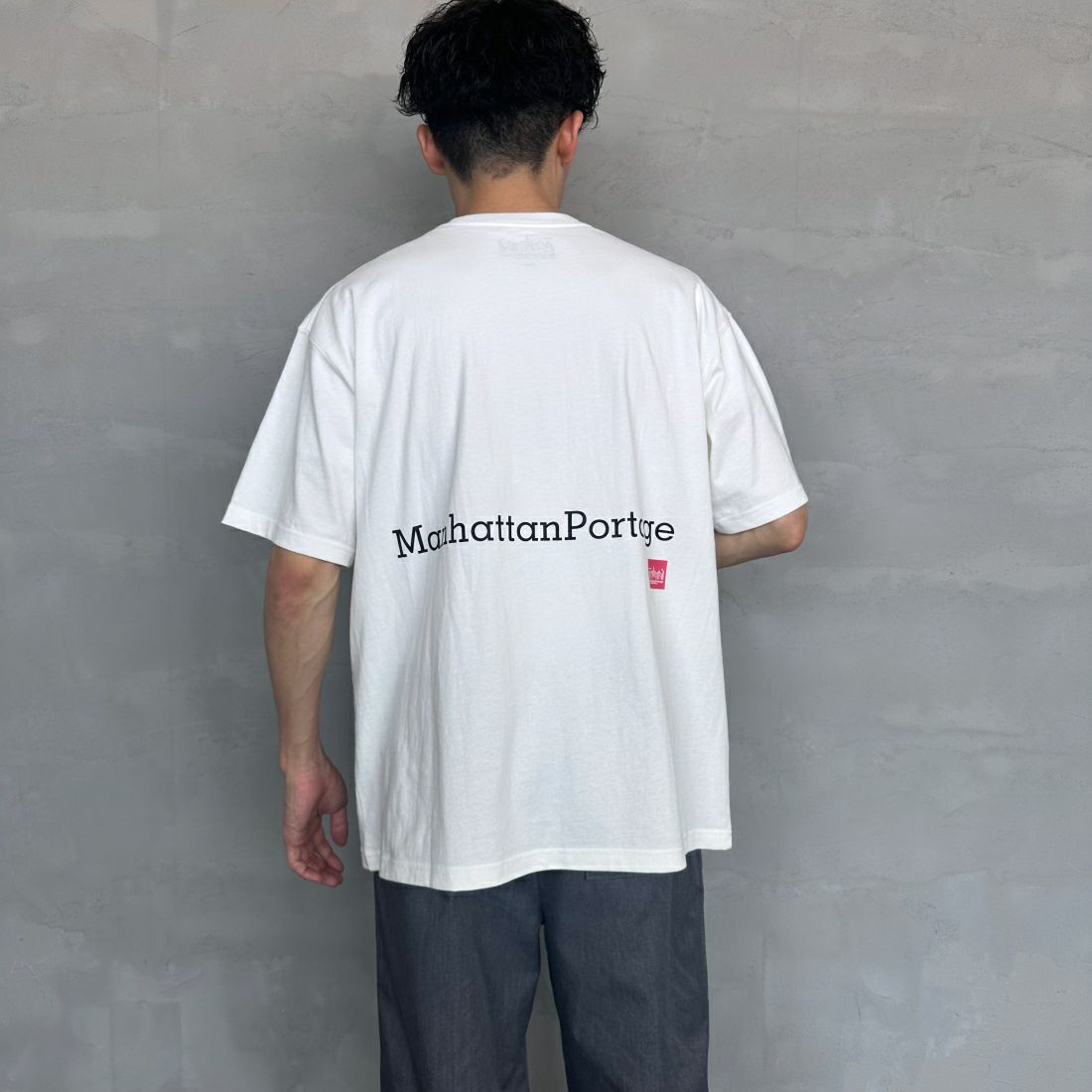 MANHATTAN PORTAGE [マンハッタンポーテージ] 別注 ポケット刺繍クルーネックTシャツ [24SSMP-IN48-JF] WHITE &&モデル身長：168cm 着用サイズ：L&&