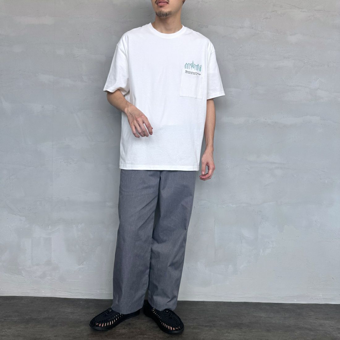 MANHATTAN PORTAGE [マンハッタンポーテージ] 別注 ポケット刺繍クルーネックTシャツ [24SSMP-IN48-JF] WHITE &&モデル身長：168cm 着用サイズ：L&&