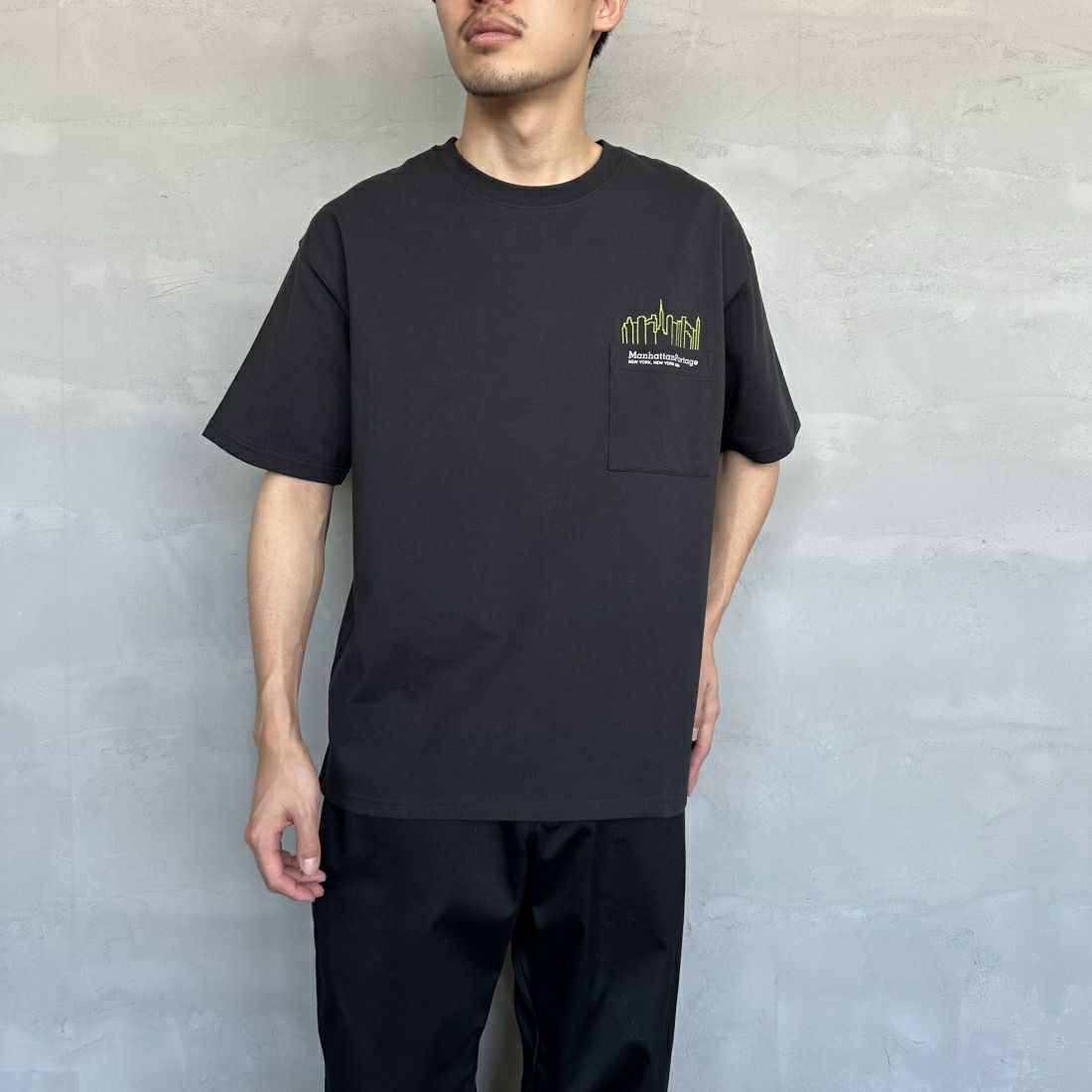 MANHATTAN PORTAGE [マンハッタンポーテージ] 別注 ポケット刺繍クルーネックTシャツ [24SSMP-IN48-JF] BLACK &&モデル身長：168cm 着用サイズ：L&&