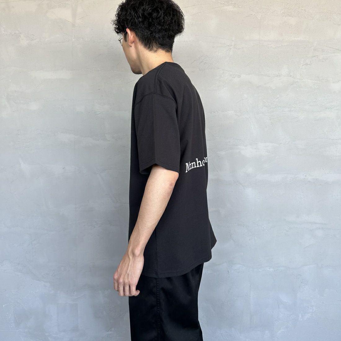 MANHATTAN PORTAGE [マンハッタンポーテージ] 別注 ポケット刺繍クルーネックTシャツ [24SSMP-IN48-JF] BLACK &&モデル身長：168cm 着用サイズ：L&&