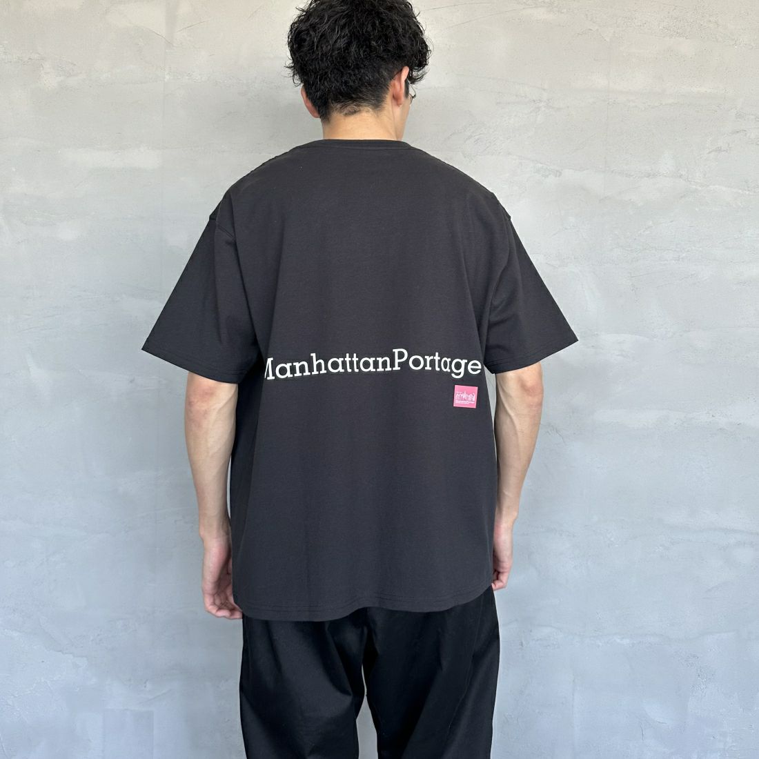 MANHATTAN PORTAGE [マンハッタンポーテージ] 別注 ポケット刺繍クルーネックTシャツ [24SSMP-IN48-JF] BLACK &&モデル身長：168cm 着用サイズ：L&&