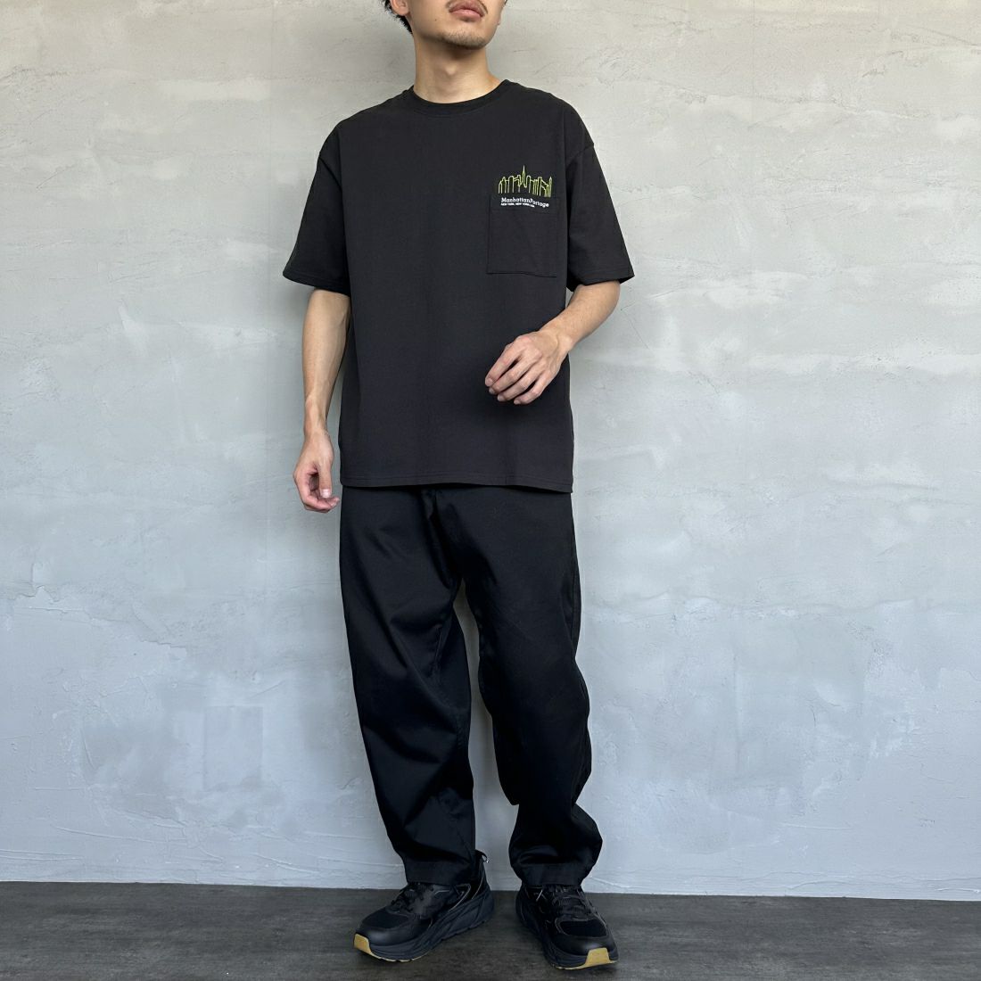MANHATTAN PORTAGE [マンハッタンポーテージ] 別注 ポケット刺繍クルーネックTシャツ [24SSMP-IN48-JF] BLACK &&モデル身長：168cm 着用サイズ：L&&