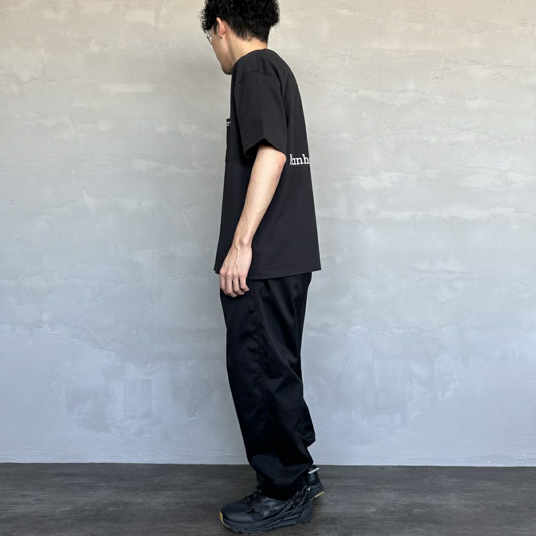 MANHATTAN PORTAGE [マンハッタンポーテージ] 別注 ポケット刺繍クルーネックTシャツ [24SSMP-IN48-JF] BLACK &&モデル身長：168cm 着用サイズ：L&&