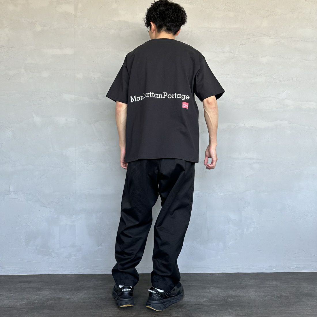 MANHATTAN PORTAGE [マンハッタンポーテージ] 別注 ポケット刺繍クルーネックTシャツ [24SSMP-IN48-JF] BLACK &&モデル身長：168cm 着用サイズ：L&&
