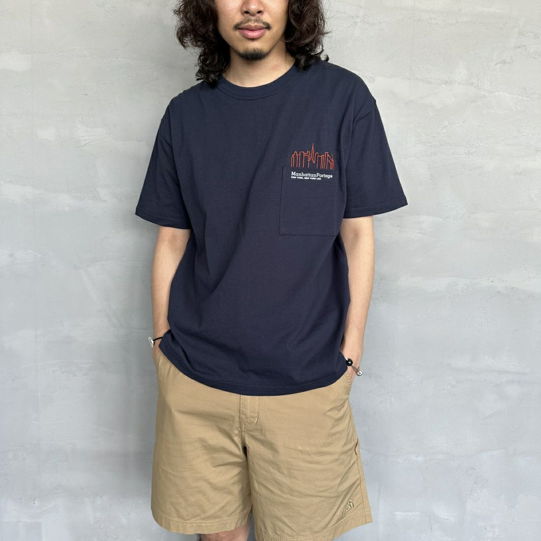MANHATTAN PORTAGE [マンハッタンポーテージ] 別注 ポケット刺繍クルーネックTシャツ [24SSMP-IN48-JF] NAVY &&モデル身長：173cm 着用サイズ：M&&