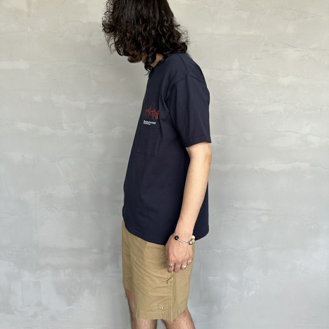 MANHATTAN PORTAGE [マンハッタンポーテージ] 別注 ポケット刺繍クルーネックTシャツ [24SSMP-IN48-JF] NAVY &&モデル身長：173cm 着用サイズ：M&&