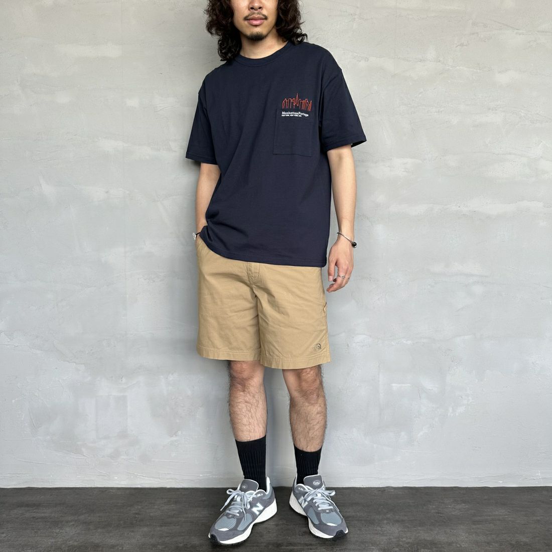 MANHATTAN PORTAGE [マンハッタンポーテージ] 別注 ポケット刺繍クルーネックTシャツ [24SSMP-IN48-JF] NAVY &&モデル身長：173cm 着用サイズ：M&&
