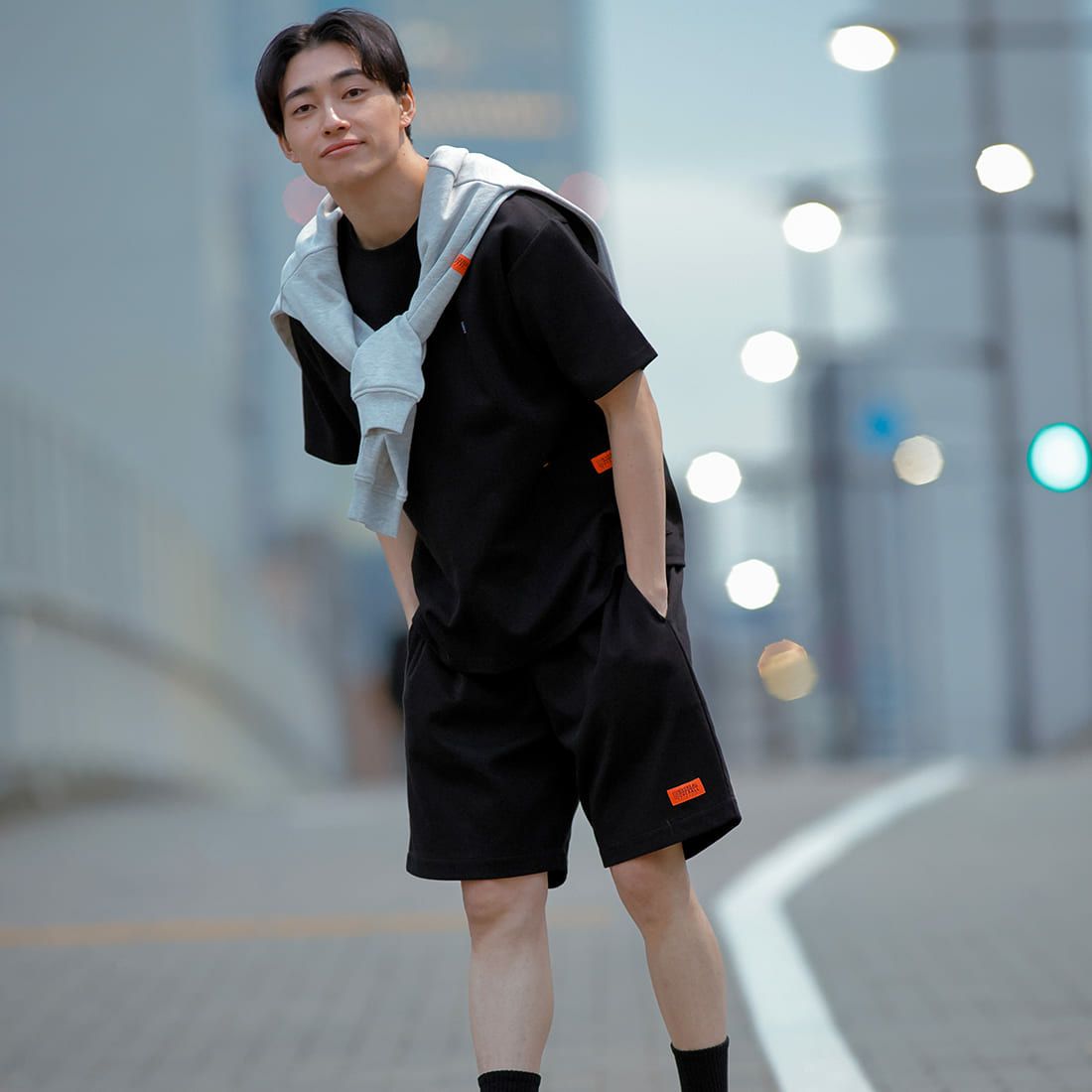 UNIVERSAL OVERALL [ユニバーサルオーバーオール] 別注 ポンチカバーオールTシャツ [U2411279IN-JF] BLACK &&モデル身長：180cm 着用サイズ：L&&