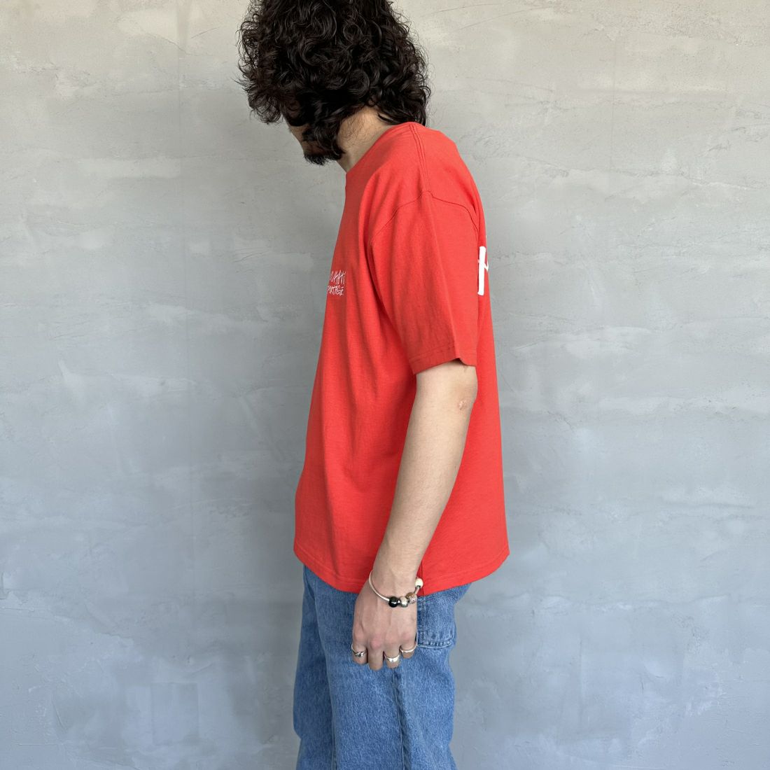 MANHATTAN PORTAGE [マンハッタンポーテージ] 別注 手書き風バックプリントTシャツ [24SSMP-IN49-JF] RED &&モデル身長：173cm 着用サイズ：M&&