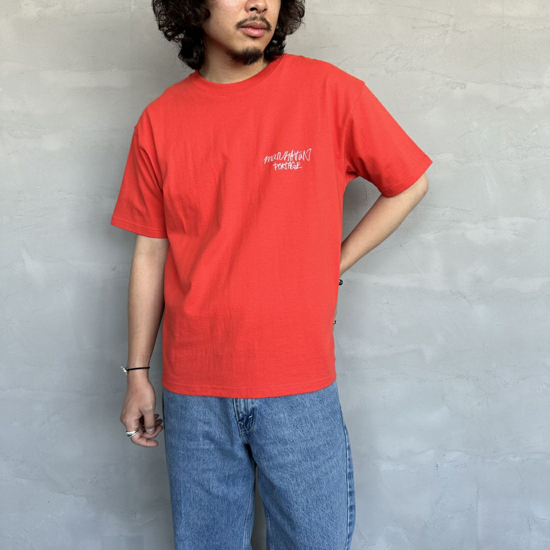 MANHATTAN PORTAGE [マンハッタンポーテージ] 別注 手書き風バックプリントTシャツ [24SSMP-IN49-JF] RED &&モデル身長：173cm 着用サイズ：M&&