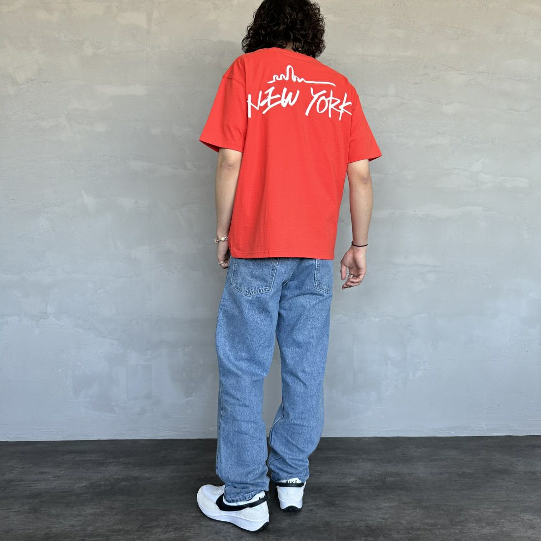 MANHATTAN PORTAGE [マンハッタンポーテージ] 別注 手書き風バックプリントTシャツ [24SSMP-IN49-JF] RED &&モデル身長：173cm 着用サイズ：M&&