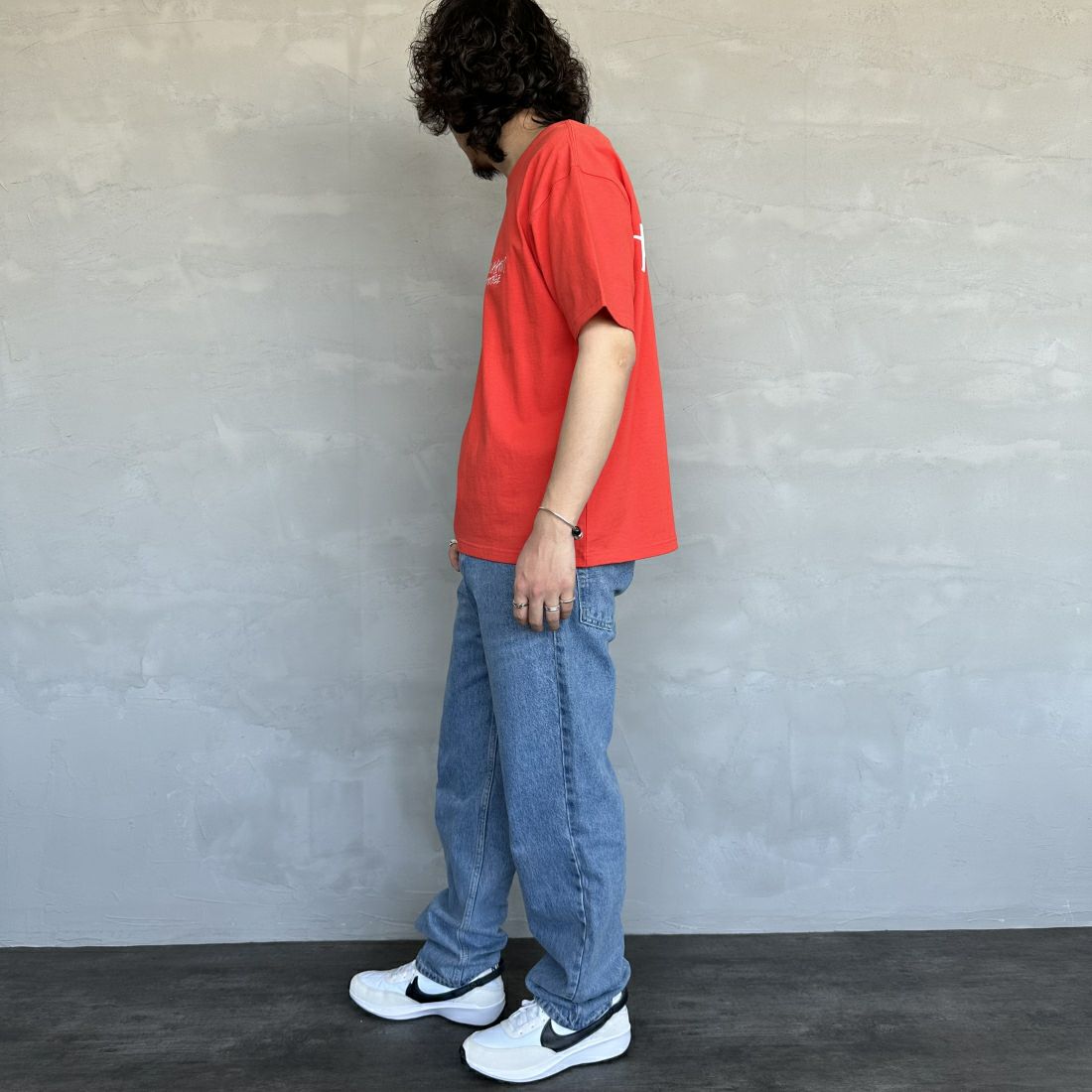 MANHATTAN PORTAGE [マンハッタンポーテージ] 別注 手書き風バックプリントTシャツ [24SSMP-IN49-JF] RED &&モデル身長：173cm 着用サイズ：M&&