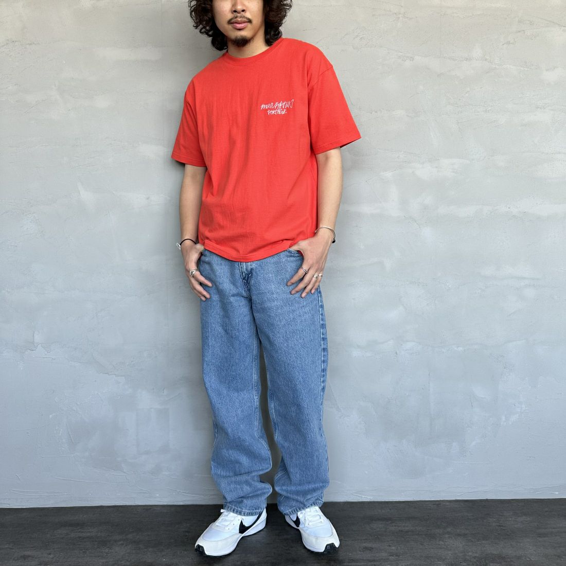 MANHATTAN PORTAGE [マンハッタンポーテージ] 別注 手書き風バックプリントTシャツ [24SSMP-IN49-JF] RED &&モデル身長：173cm 着用サイズ：M&&