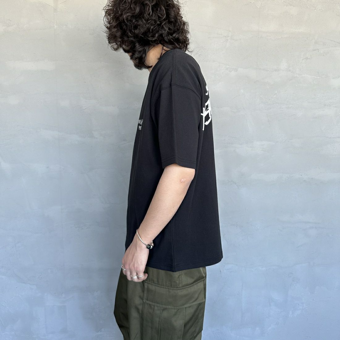 MANHATTAN PORTAGE [マンハッタンポーテージ] 別注 手書き風バックプリントTシャツ [24SSMP-IN49-JF] BLACK &&モデル身長：173cm 着用サイズ：L&&
