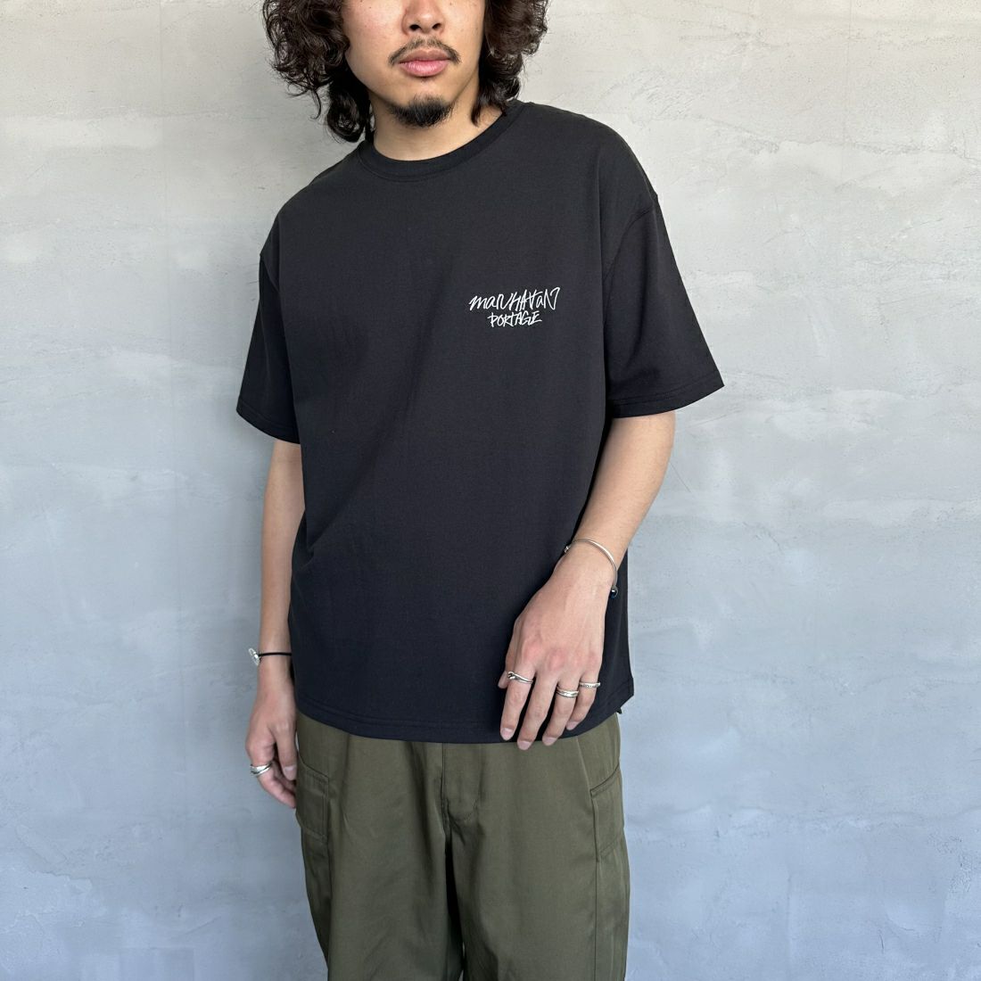 MANHATTAN PORTAGE [マンハッタンポーテージ] 別注 手書き風バックプリントTシャツ [24SSMP-IN49-JF] BLACK &&モデル身長：173cm 着用サイズ：L&&