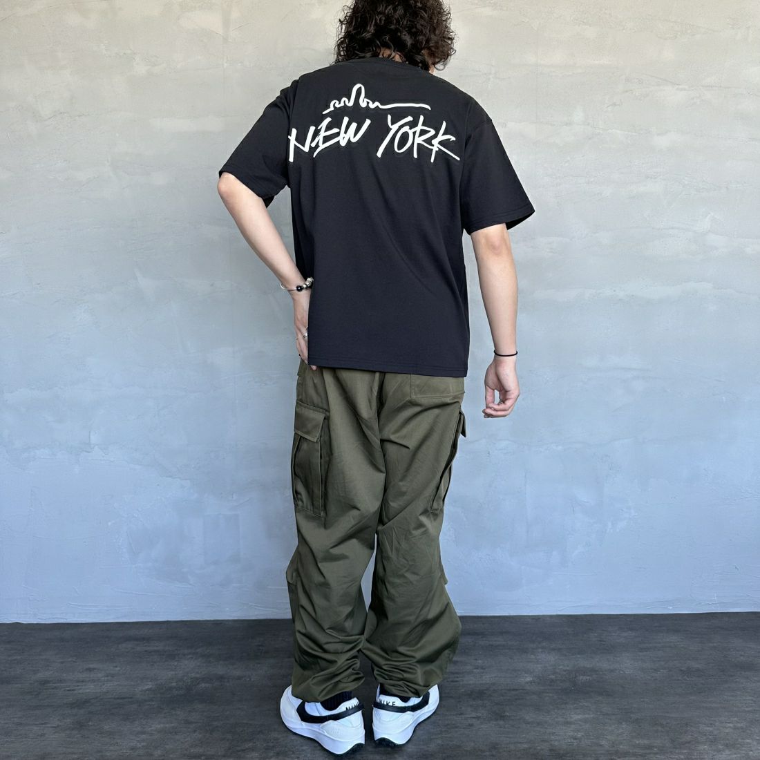 MANHATTAN PORTAGE [マンハッタンポーテージ] 別注 手書き風バックプリントTシャツ [24SSMP-IN49-JF] BLACK &&モデル身長：173cm 着用サイズ：L&&