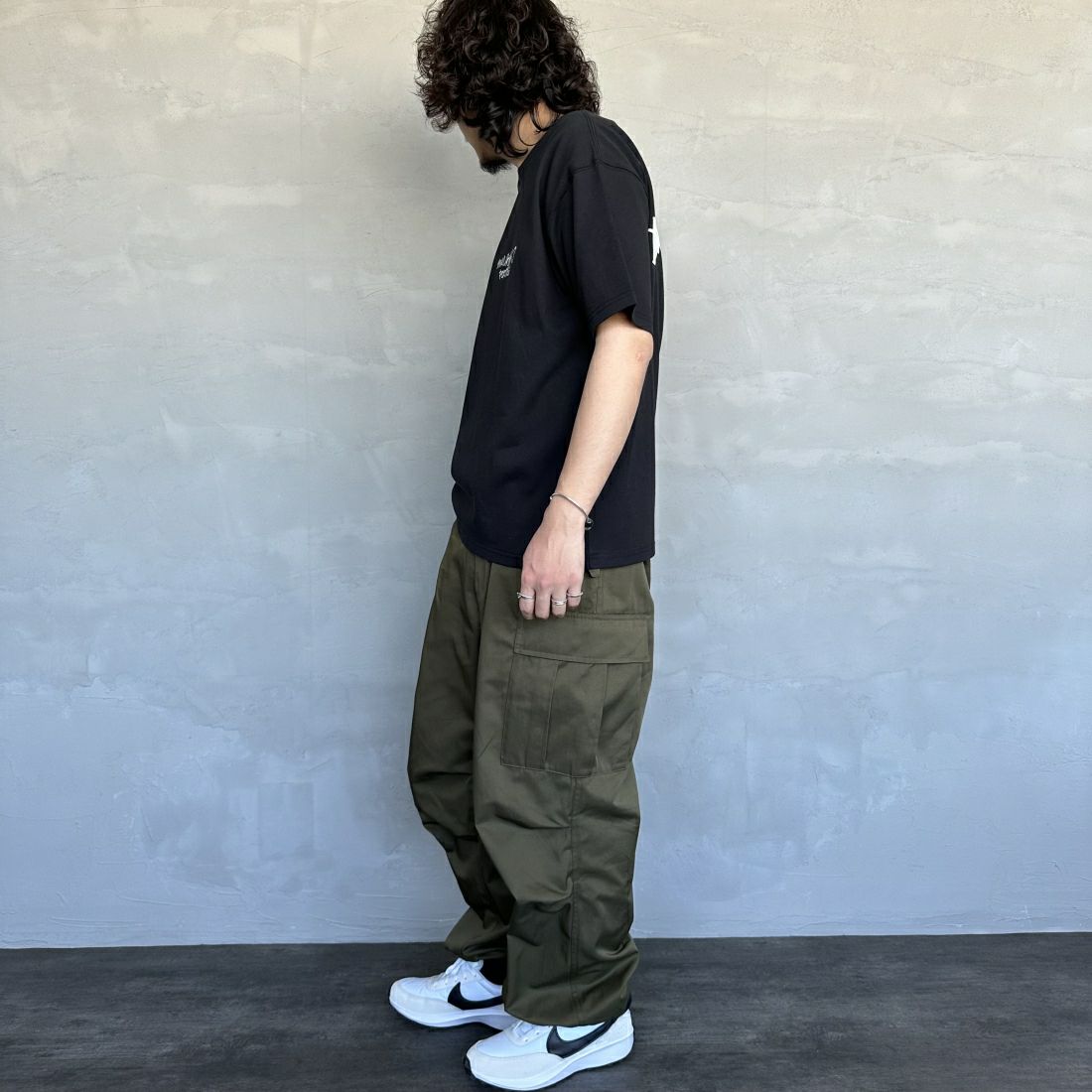MANHATTAN PORTAGE [マンハッタンポーテージ] 別注 手書き風バックプリントTシャツ [24SSMP-IN49-JF] BLACK &&モデル身長：173cm 着用サイズ：L&&