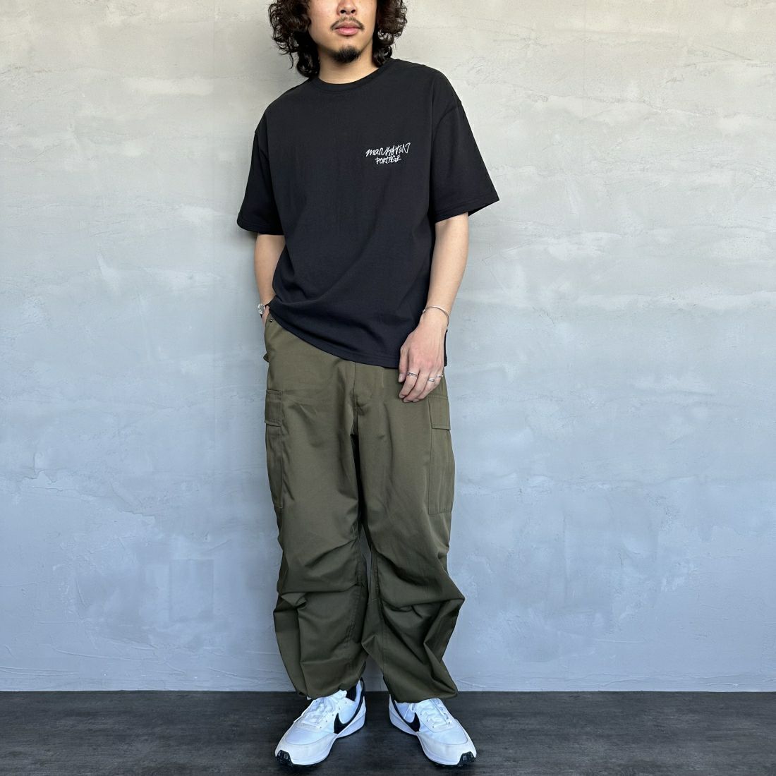 MANHATTAN PORTAGE [マンハッタンポーテージ] 別注 手書き風バックプリントTシャツ [24SSMP-IN49-JF] BLACK &&モデル身長：173cm 着用サイズ：L&&
