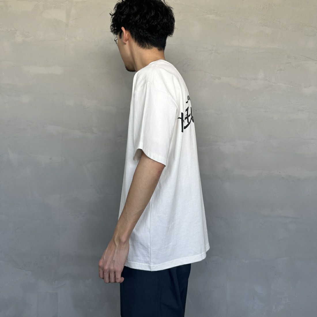 MANHATTAN PORTAGE [マンハッタンポーテージ] 別注 手書き風バックプリントTシャツ [24SSMP-IN49-JF] WHITE &&モデル身長：168cm 着用サイズ：XL&&