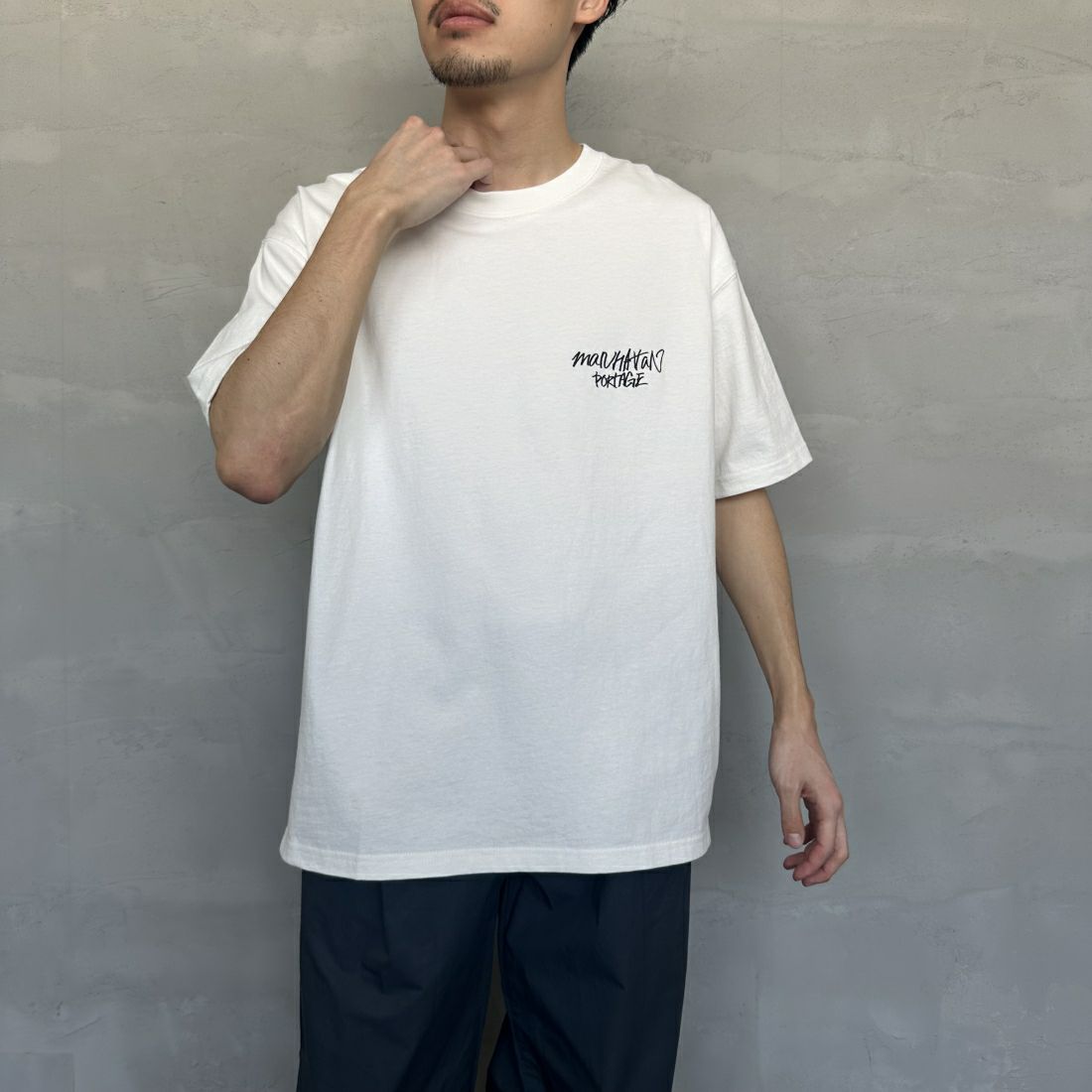 MANHATTAN PORTAGE [マンハッタンポーテージ] 別注 手書き風バックプリントTシャツ [24SSMP-IN49-JF] WHITE &&モデル身長：168cm 着用サイズ：XL&&