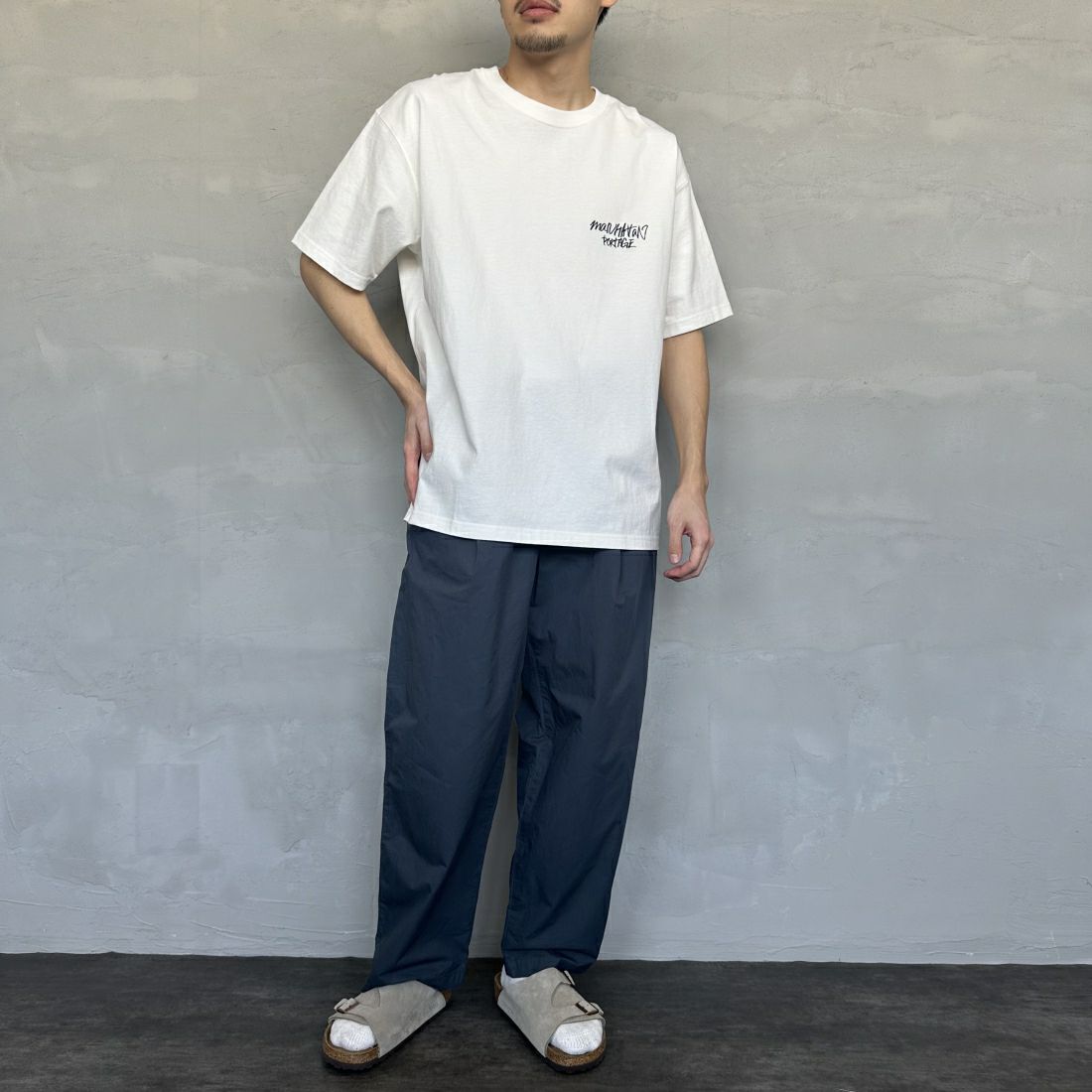 MANHATTAN PORTAGE [マンハッタンポーテージ] 別注 手書き風バックプリントTシャツ [24SSMP-IN49-JF] WHITE &&モデル身長：168cm 着用サイズ：XL&&