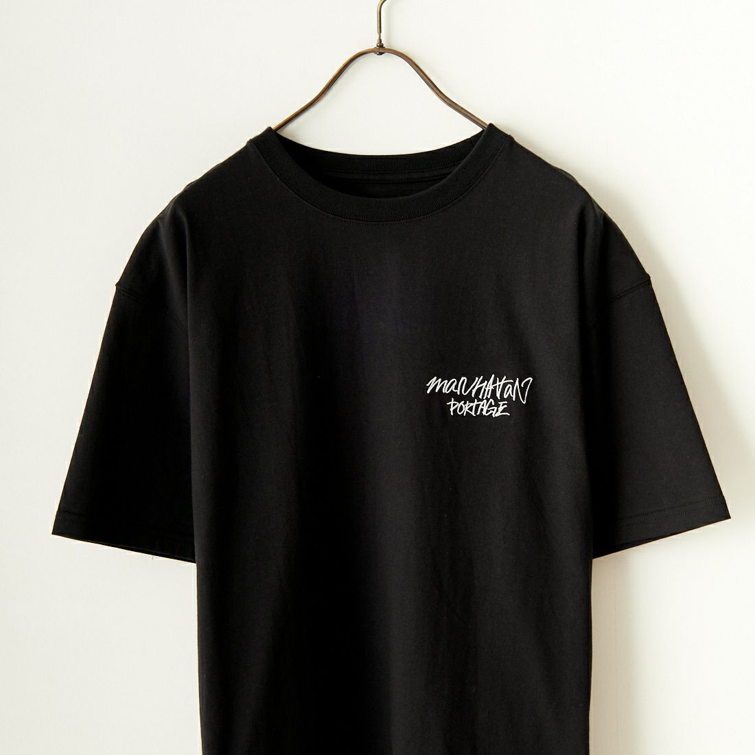 MANHATTAN PORTAGE [マンハッタンポーテージ] 別注 手書き風バックプリントTシャツ [24SSMP-IN49-JF] BLACK