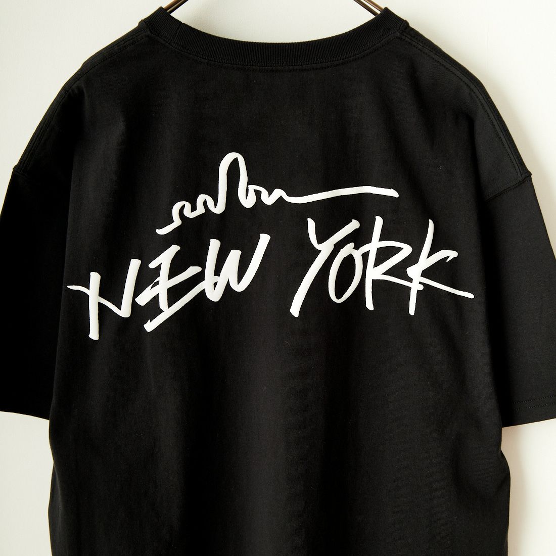 MANHATTAN PORTAGE [マンハッタンポーテージ] 別注 手書き風バックプリントTシャツ [24SSMP-IN49-JF] BLACK