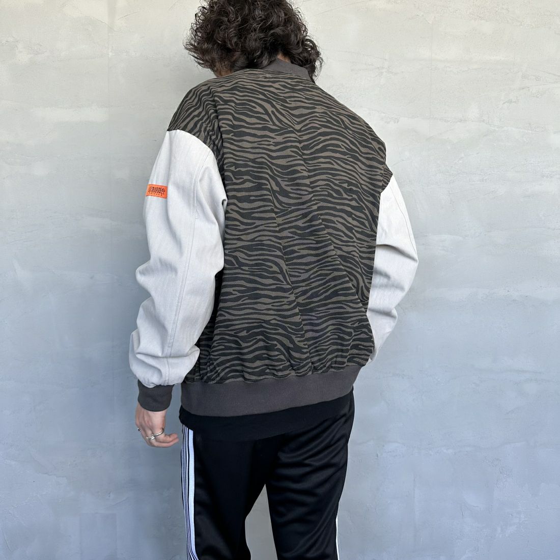 UNIVERSAL OVERALL [ユニバーサルオーバーオール] 別注 ボンバージャケット [U2411494IN-JF] OLIVE ZBR &&モデル身長：173cm 着用サイズ：L&&