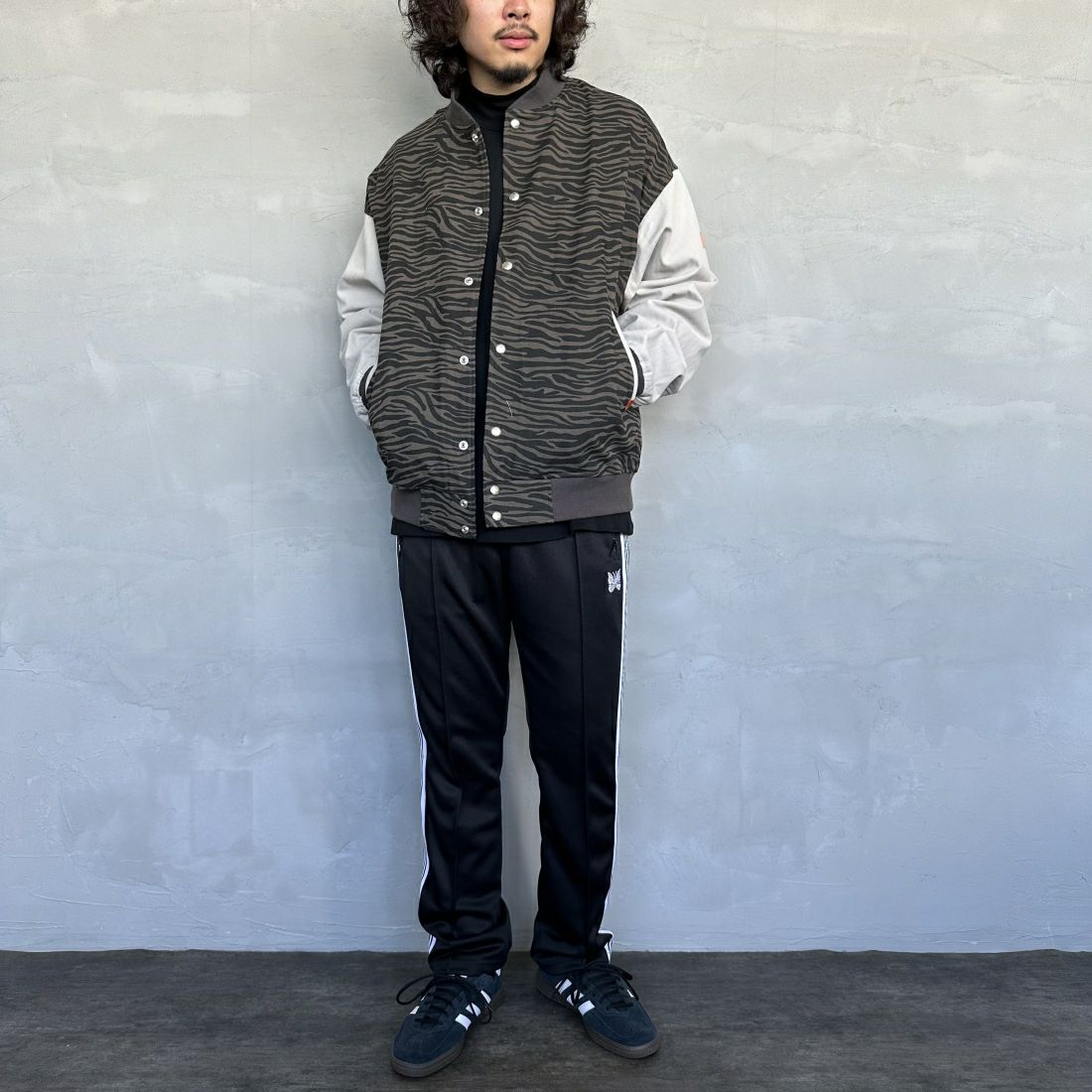 UNIVERSAL OVERALL [ユニバーサルオーバーオール] 別注 ボンバージャケット [U2411494IN-JF] OLIVE ZBR &&モデル身長：173cm 着用サイズ：L&&