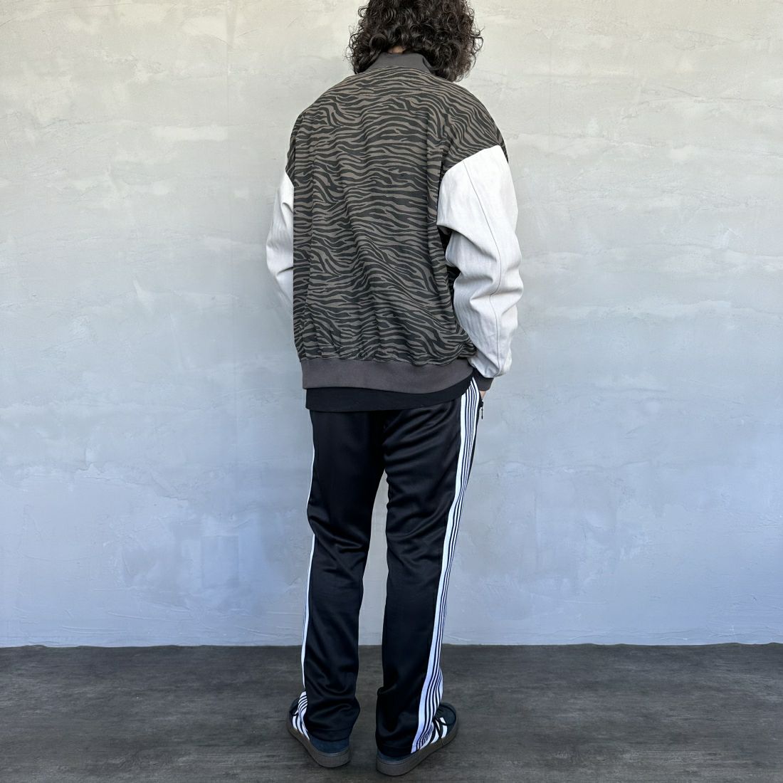 UNIVERSAL OVERALL [ユニバーサルオーバーオール] 別注 ボンバージャケット [U2411494IN-JF] OLIVE ZBR &&モデル身長：173cm 着用サイズ：L&&
