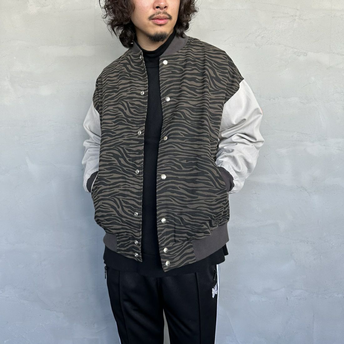 UNIVERSAL OVERALL [ユニバーサルオーバーオール] 別注 ボンバージャケット [U2411494IN-JF] OLIVE ZBR &&モデル身長：173cm 着用サイズ：M&&