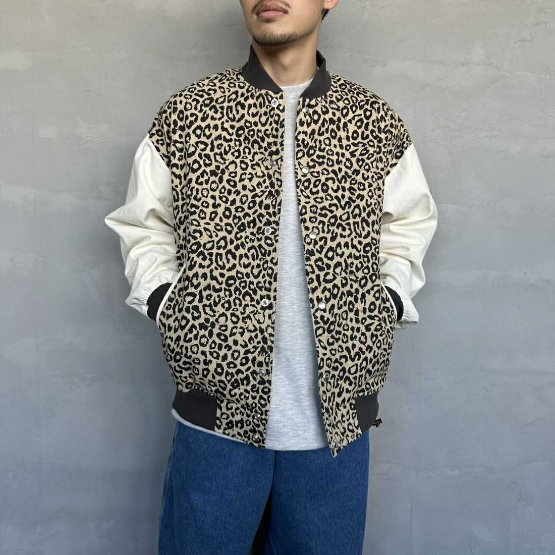 UNIVERSAL OVERALL [ユニバーサルオーバーオール] 別注 ボンバージャケット [U2411494IN-JF] BEIGE LEO &&モデル身長：168cm 着用サイズ：M&&