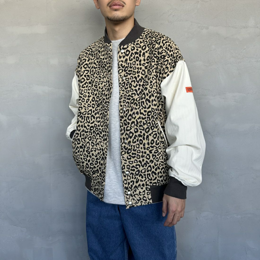 UNIVERSAL OVERALL [ユニバーサルオーバーオール] 別注 ボンバージャケット [U2411494IN-JF] BEIGE LEO &&モデル身長：168cm 着用サイズ：M&&