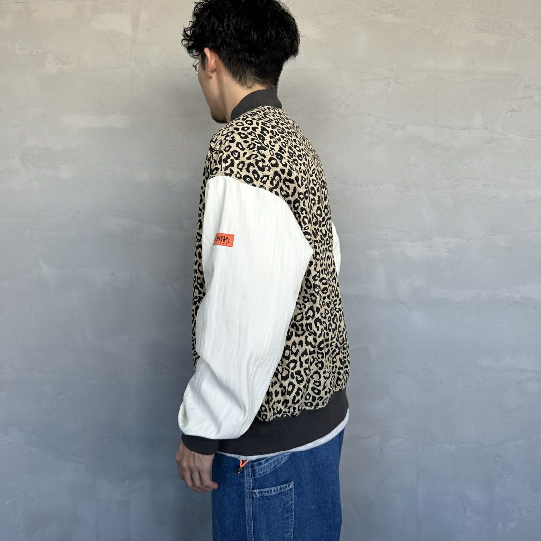 UNIVERSAL OVERALL [ユニバーサルオーバーオール] 別注 ボンバージャケット [U2411494IN-JF] BEIGE LEO &&モデル身長：168cm 着用サイズ：M&&