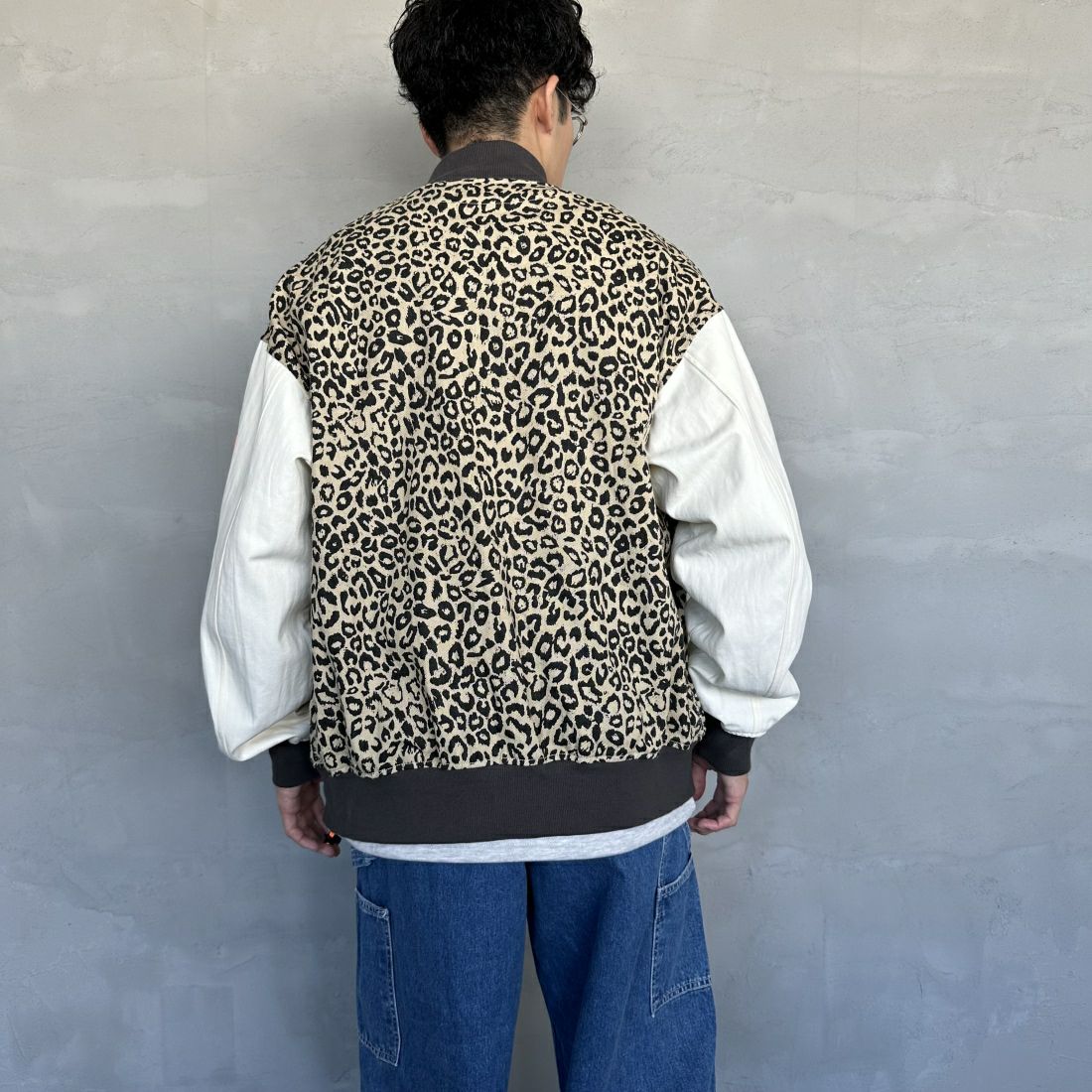 UNIVERSAL OVERALL [ユニバーサルオーバーオール] 別注 ボンバージャケット [U2411494IN-JF] BEIGE LEO &&モデル身長：168cm 着用サイズ：M&&