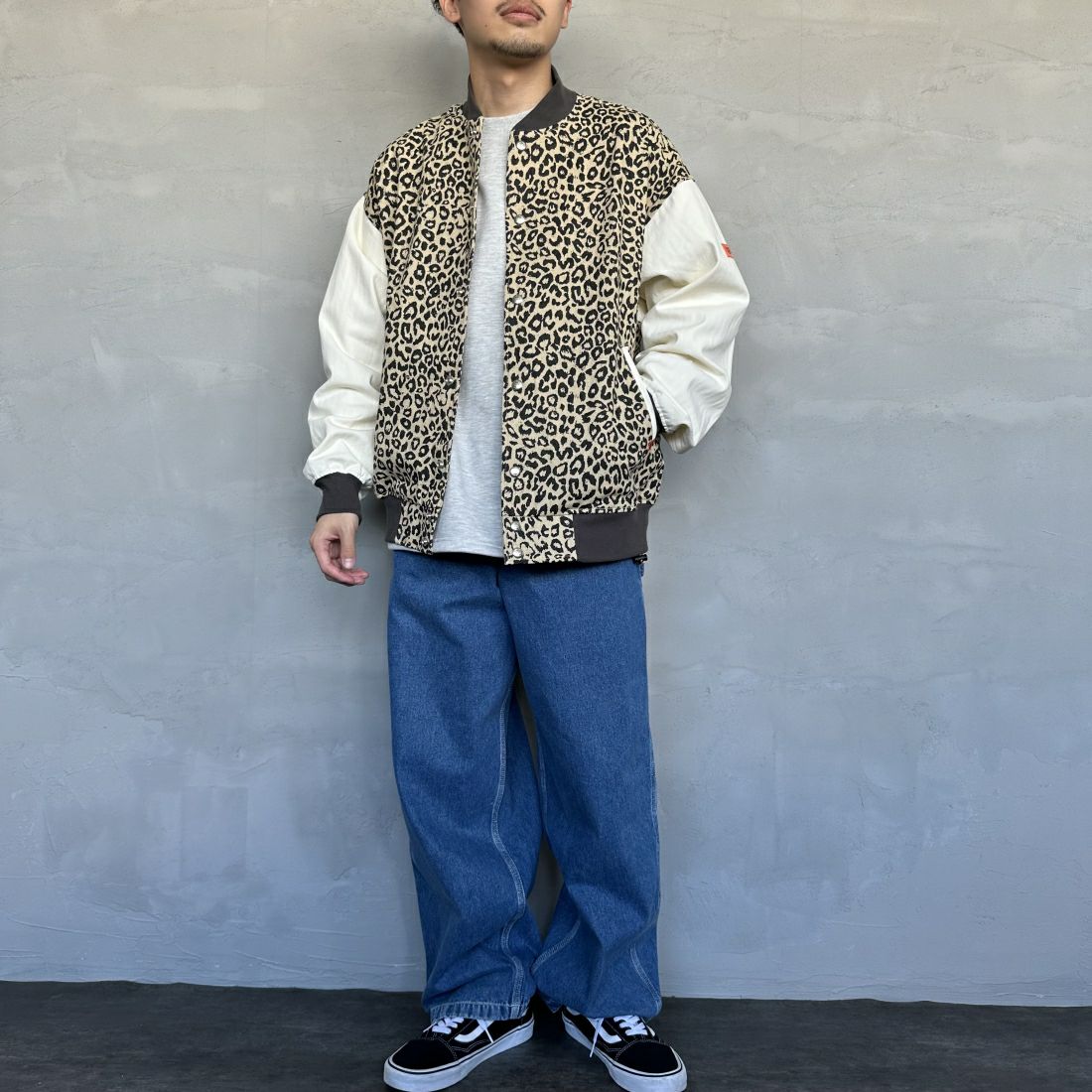 UNIVERSAL OVERALL [ユニバーサルオーバーオール] 別注 ボンバージャケット [U2411494IN-JF] BEIGE LEO &&モデル身長：168cm 着用サイズ：M&&