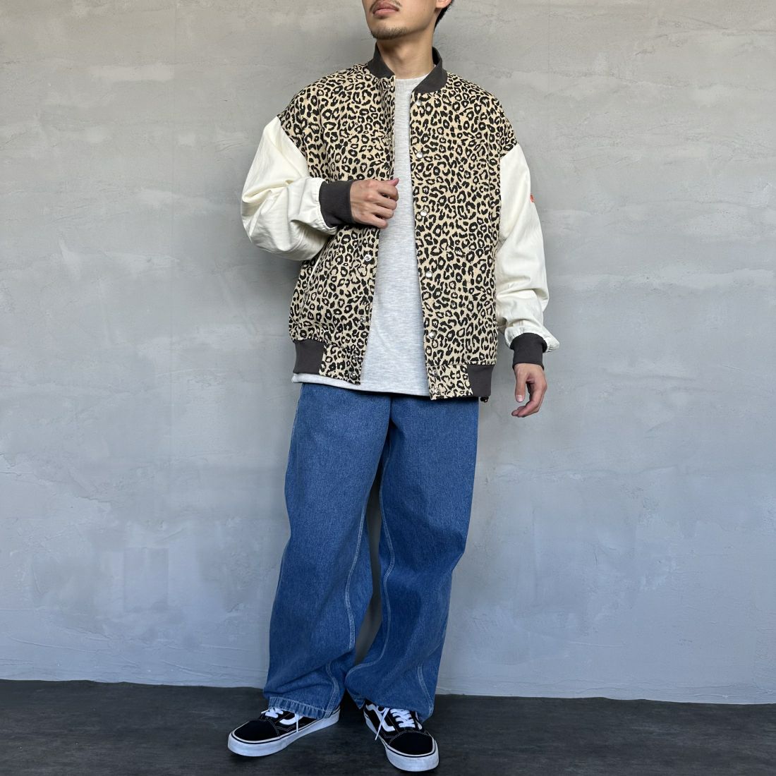 UNIVERSAL OVERALL [ユニバーサルオーバーオール] 別注 ボンバージャケット [U2411494IN-JF] BEIGE LEO &&モデル身長：168cm 着用サイズ：M&&