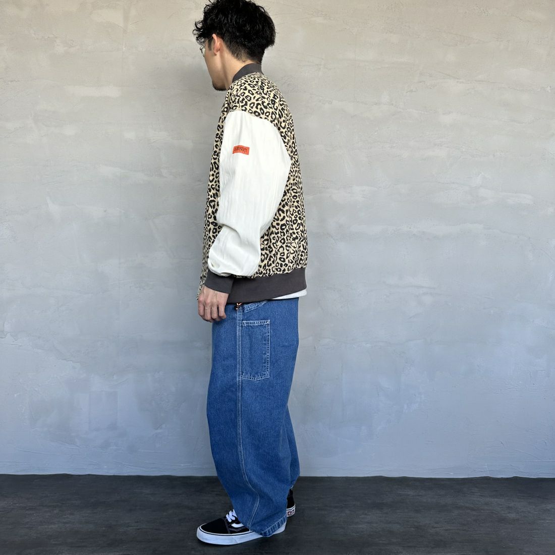 UNIVERSAL OVERALL [ユニバーサルオーバーオール] 別注 ボンバージャケット [U2411494IN-JF] BEIGE LEO &&モデル身長：168cm 着用サイズ：M&&