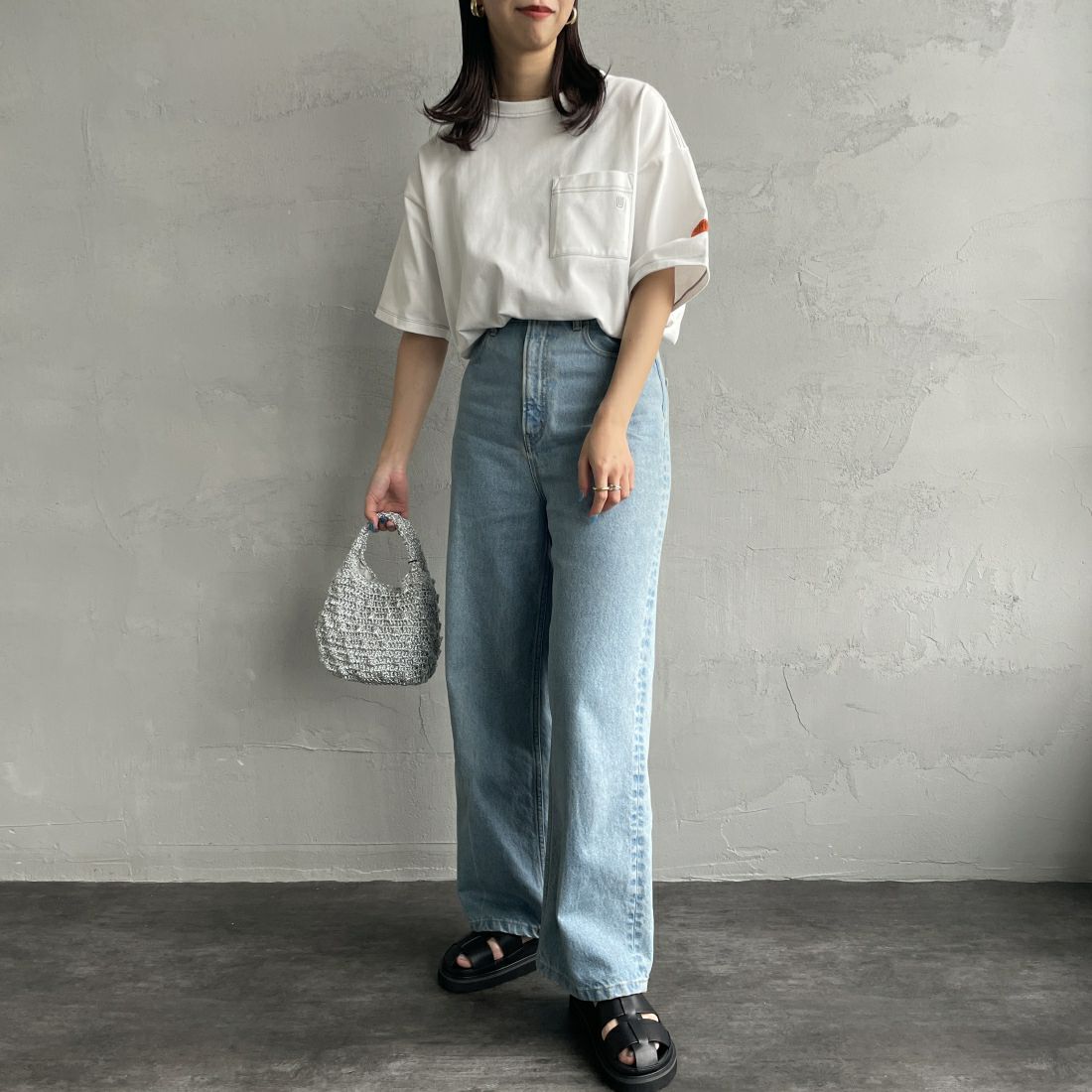 UNIVERSAL OVERALL [ユニバーサルオーバーオール] 別注 ワイドシルエットポケットTシャツ [U2412815IN-JF] WHITE&&モデル身長：163cm　着用サイズ：F&&