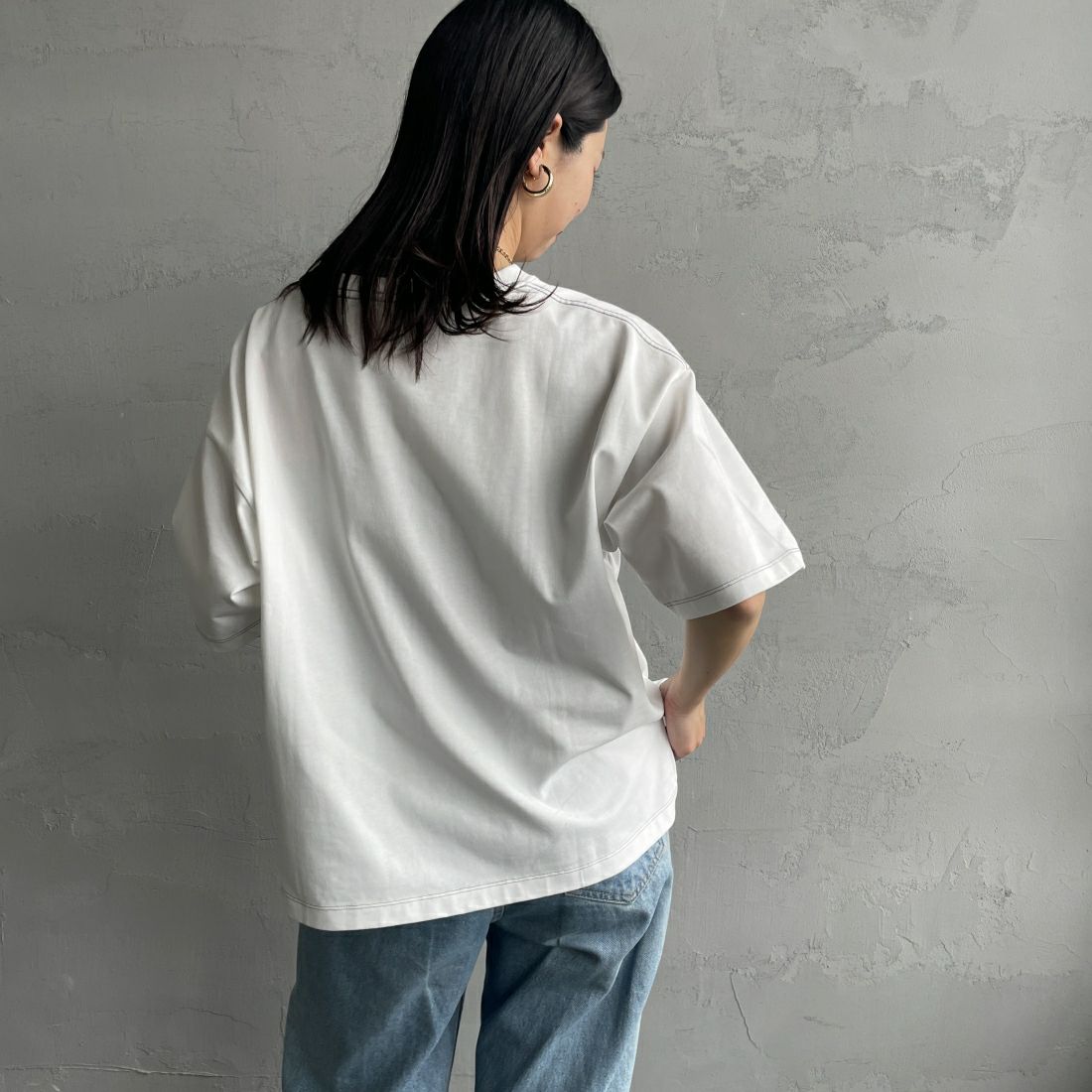 UNIVERSAL OVERALL [ユニバーサルオーバーオール] 別注 ワイドシルエットポケットTシャツ [U2412815IN-JF] WHITE&&モデル身長：163cm　着用サイズ：F&&