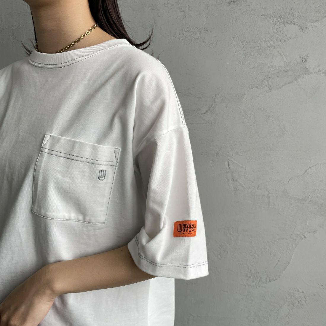 UNIVERSAL OVERALL [ユニバーサルオーバーオール] 別注 ワイドシルエットポケットTシャツ [U2412815IN-JF] WHITE&&モデル身長：163cm　着用サイズ：F&&