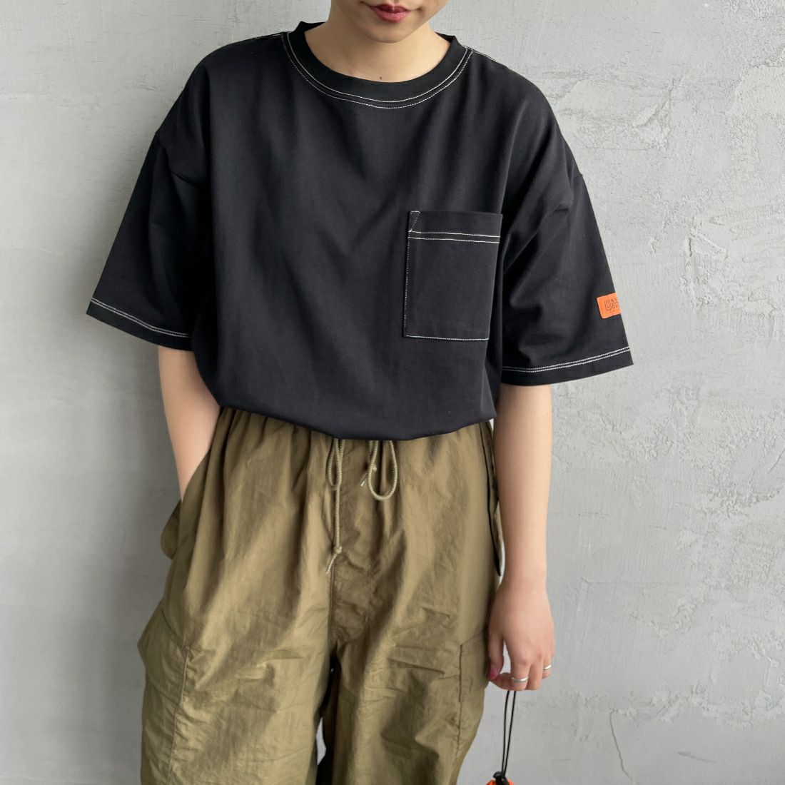 UNIVERSAL OVERALL [ユニバーサルオーバーオール] 別注 ワイドシルエットポケットTシャツ [U2412815IN-JF] BLACK&&モデル身長：156cm　着用サイズ：F&&
