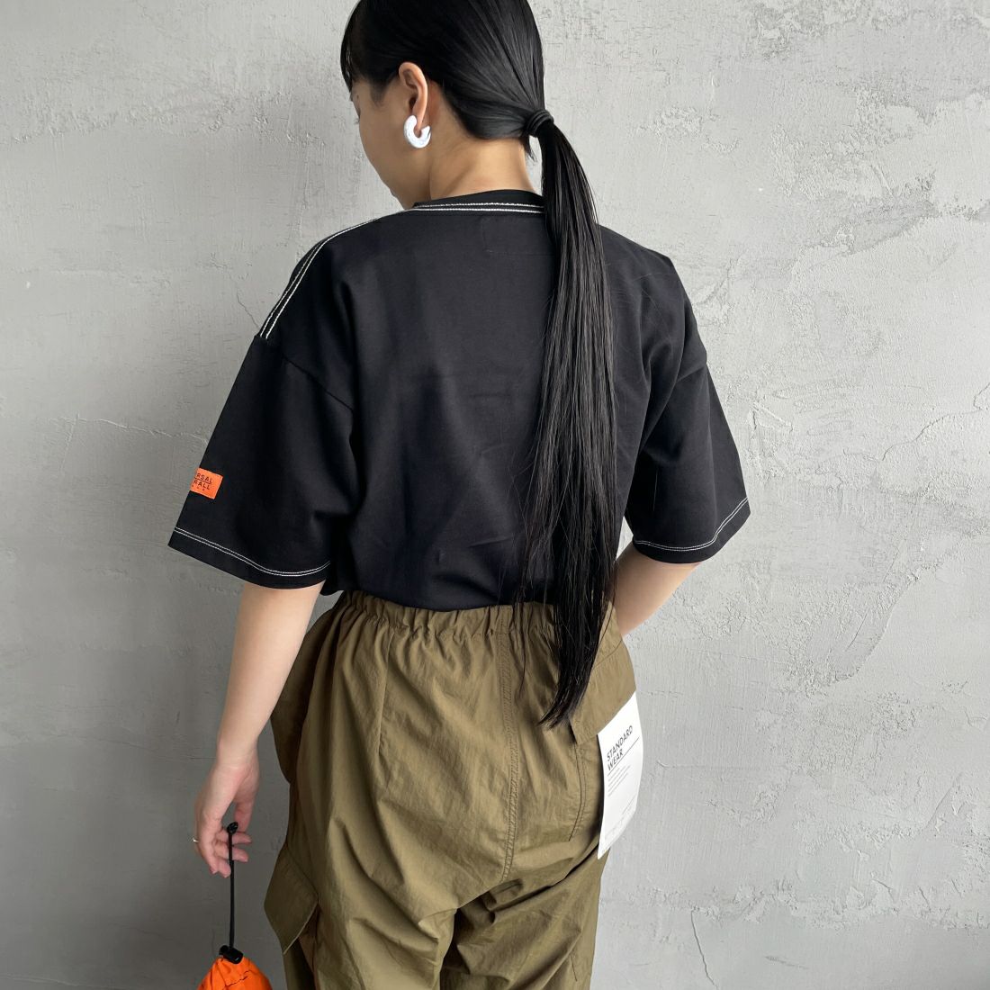 UNIVERSAL OVERALL [ユニバーサルオーバーオール] 別注 ワイドシルエットポケットTシャツ [U2412815IN-JF] BLACK&&モデル身長：156cm　着用サイズ：F&&